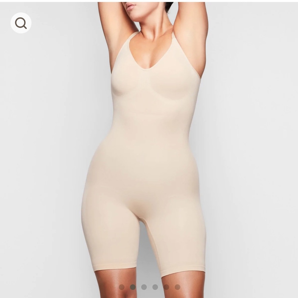 Skims SCULPTING BODYSUIT MID THIGH